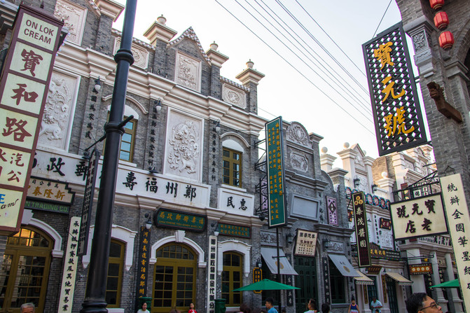 推開穿越時光之門,體驗建業華誼兄弟電影小鎮造夢之旅。